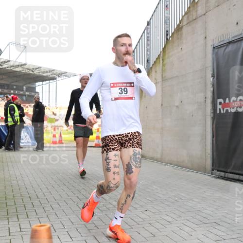 08.12.2024 - St. Pauli X-Mass-Run No. 14 H.Heesch http://msf.ph/oto/7487146 08.12.2024 09:49:08 Ziel 39, 2336, 39, 2336 meine-sportfotos.de