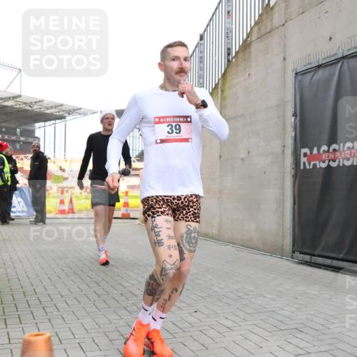 08.12.2024 - St. Pauli X-Mass-Run No. 14 H.Heesch http://msf.ph/oto/7487151 08.12.2024 09:49:08 Ziel 39, 2336, 39, 2336 meine-sportfotos.de
