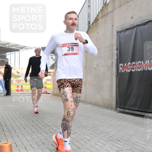 08.12.2024 - St. Pauli X-Mass-Run No. 14 H.Heesch http://msf.ph/oto/7487154 08.12.2024 09:49:08 Ziel 39, 2336, 39, 2336 meine-sportfotos.de