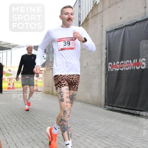 08.12.2024 - St. Pauli X-Mass-Run No. 14 H.Heesch http://msf.ph/oto/7487158 08.12.2024 09:49:08 Ziel 39, 2336, 39, 2336 meine-sportfotos.de