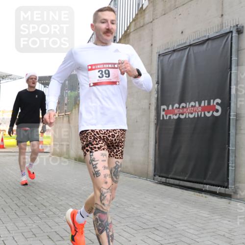 08.12.2024 - St. Pauli X-Mass-Run No. 14 H.Heesch http://msf.ph/oto/7487163 08.12.2024 09:49:08 Ziel 39, 2336, 39, 2336 meine-sportfotos.de