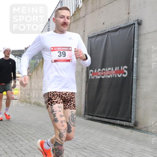 08.12.2024 - St. Pauli X-Mass-Run No. 14 H.Heesch http://msf.ph/oto/7487166 08.12.2024 09:49:08 Ziel 39, 2336, 39, 2336 meine-sportfotos.de