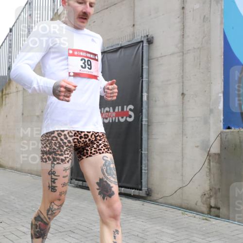08.12.2024 - St. Pauli X-Mass-Run No. 14 H.Heesch http://msf.ph/oto/7487176 08.12.2024 09:49:09 Ziel 39, 2336, 39 meine-sportfotos.de