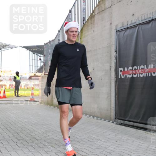 08.12.2024 - St. Pauli X-Mass-Run No. 14 H.Heesch http://msf.ph/oto/7487180 08.12.2024 09:49:10 Ziel 39, 2336 meine-sportfotos.de