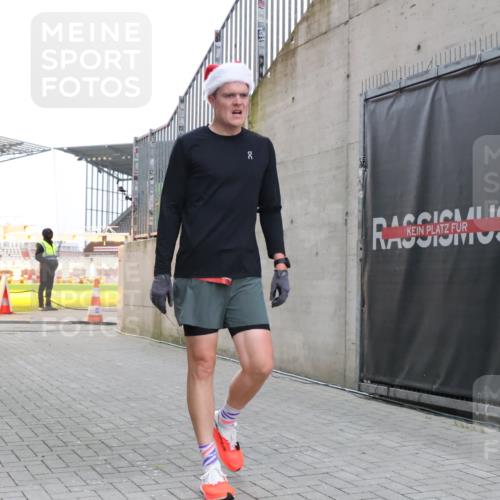 08.12.2024 - St. Pauli X-Mass-Run No. 14 H.Heesch http://msf.ph/oto/7487184 08.12.2024 09:49:10 Ziel 39, 2336 meine-sportfotos.de