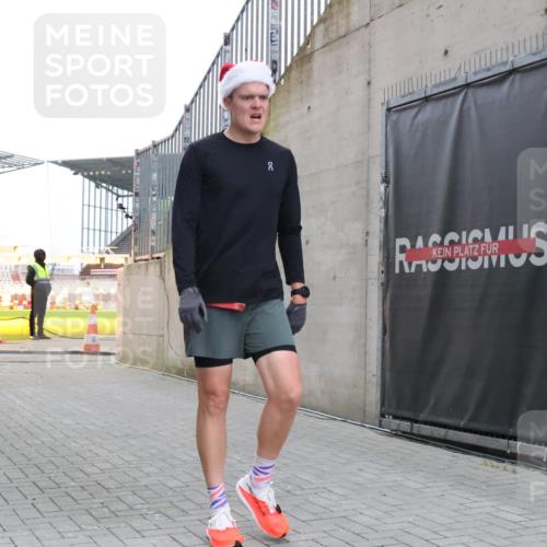 08.12.2024 - St. Pauli X-Mass-Run No. 14 H.Heesch http://msf.ph/oto/7487188 08.12.2024 09:49:11 Ziel 39, 2336 meine-sportfotos.de