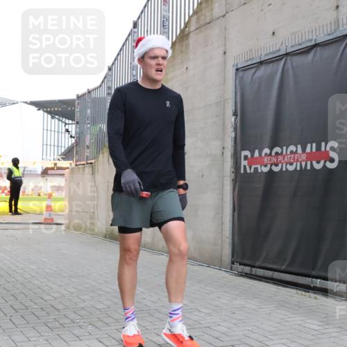 08.12.2024 - St. Pauli X-Mass-Run No. 14 H.Heesch http://msf.ph/oto/7487191 08.12.2024 09:49:11 Ziel 39, 2336 meine-sportfotos.de