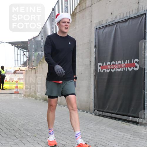 08.12.2024 - St. Pauli X-Mass-Run No. 14 H.Heesch http://msf.ph/oto/7487195 08.12.2024 09:49:11 Ziel 39, 2336 meine-sportfotos.de