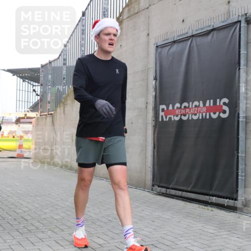 08.12.2024 - St. Pauli X-Mass-Run No. 14 H.Heesch http://msf.ph/oto/7487200 08.12.2024 09:49:11 Ziel 39, 2336 meine-sportfotos.de