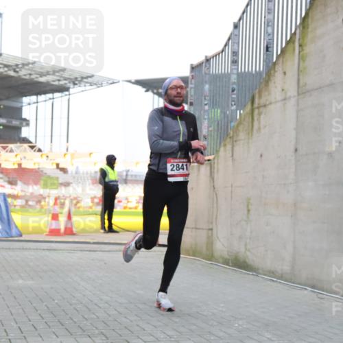 08.12.2024 - St. Pauli X-Mass-Run No. 14 H.Heesch http://msf.ph/oto/7487217 08.12.2024 09:50:28 Ziel 2841, 2841 meine-sportfotos.de