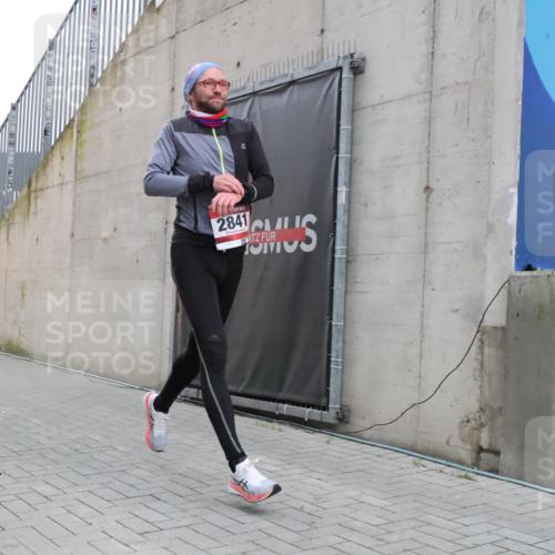 08.12.2024 - St. Pauli X-Mass-Run No. 14 H.Heesch http://msf.ph/oto/7487232 08.12.2024 09:50:29 Ziel 2841, 2841 meine-sportfotos.de