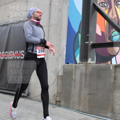 08.12.2024 - St. Pauli X-Mass-Run No. 14 H.Heesch http://msf.ph/oto/7487260 08.12.2024 09:50:29 Ziel 2841, 2841 meine-sportfotos.de