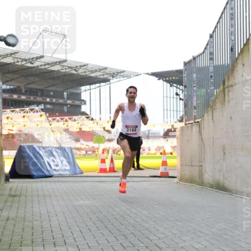 08.12.2024 - St. Pauli X-Mass-Run No. 14 H.Heesch http://msf.ph/oto/7487303 08.12.2024 09:50:40 Ziel 2841, 3164, 3164 meine-sportfotos.de