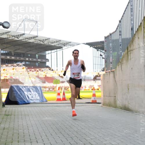 08.12.2024 - St. Pauli X-Mass-Run No. 14 H.Heesch http://msf.ph/oto/7487310 08.12.2024 09:50:40 Ziel 2841, 3164, 3164 meine-sportfotos.de