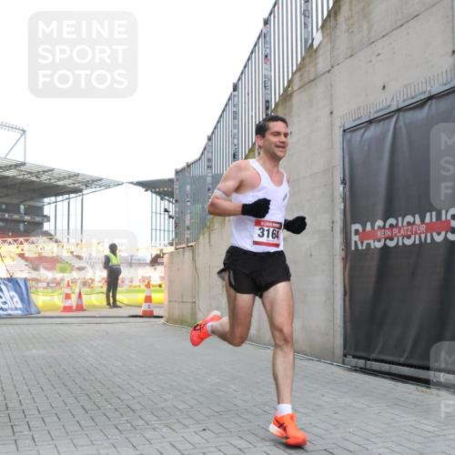 08.12.2024 - St. Pauli X-Mass-Run No. 14 H.Heesch http://msf.ph/oto/7487329 08.12.2024 09:50:41 Ziel 2841, 3164, 3164 meine-sportfotos.de