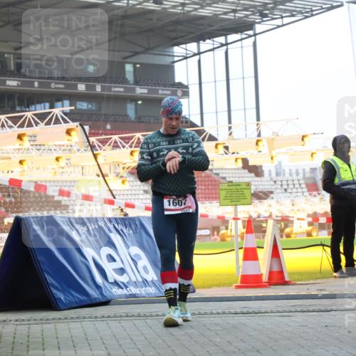 08.12.2024 - St. Pauli X-Mass-Run No. 14 H.Heesch http://msf.ph/oto/7487393 08.12.2024 09:51:20 Ziel 2 meine-sportfotos.de