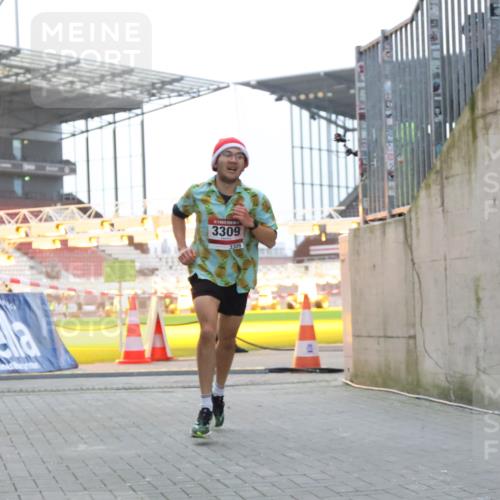 08.12.2024 - St. Pauli X-Mass-Run No. 14 H.Heesch http://msf.ph/oto/7487441 08.12.2024 09:51:37 Ziel 2, 1607, 3309, 2757, 3309 meine-sportfotos.de
