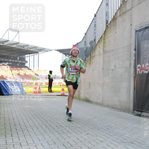 08.12.2024 - St. Pauli X-Mass-Run No. 14 H.Heesch http://msf.ph/oto/7487456 08.12.2024 09:51:38 Ziel 2, 1607, 3309, 2757, 3309 meine-sportfotos.de
