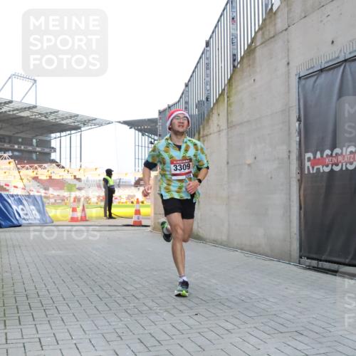 08.12.2024 - St. Pauli X-Mass-Run No. 14 H.Heesch http://msf.ph/oto/7487465 08.12.2024 09:51:38 Ziel 2, 1607, 3309, 2757, 3309 meine-sportfotos.de