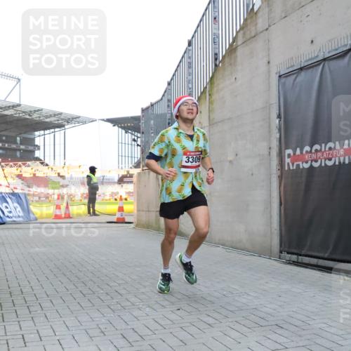 08.12.2024 - St. Pauli X-Mass-Run No. 14 H.Heesch http://msf.ph/oto/7487478 08.12.2024 09:51:38 Ziel 2, 1607, 3309, 2757, 3309 meine-sportfotos.de