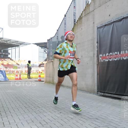08.12.2024 - St. Pauli X-Mass-Run No. 14 H.Heesch http://msf.ph/oto/7487484 08.12.2024 09:51:38 Ziel 2, 1607, 3309, 2757, 3309 meine-sportfotos.de