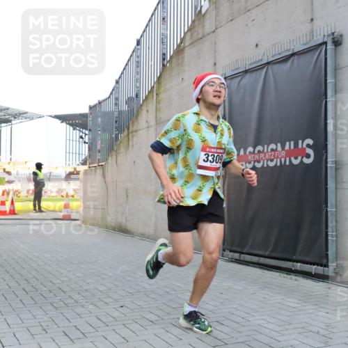 08.12.2024 - St. Pauli X-Mass-Run No. 14 H.Heesch http://msf.ph/oto/7487502 08.12.2024 09:51:38 Ziel 2, 1607, 3309, 2757, 3309 meine-sportfotos.de