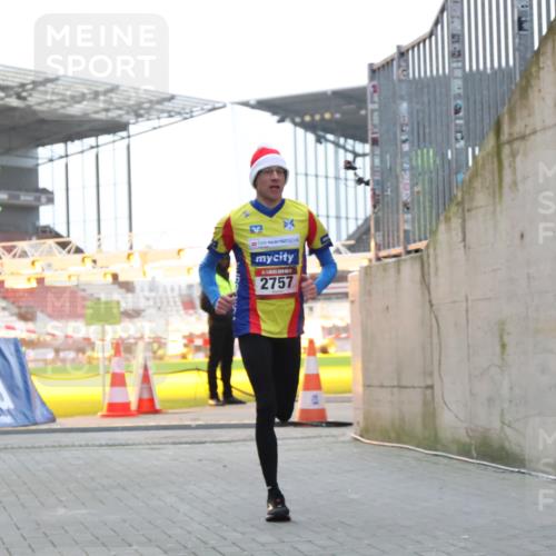 08.12.2024 - St. Pauli X-Mass-Run No. 14 H.Heesch http://msf.ph/oto/7487514 08.12.2024 09:51:43 Ziel 1607, 2757, 3309, 2757 meine-sportfotos.de