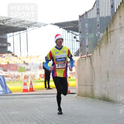 08.12.2024 - St. Pauli X-Mass-Run No. 14 H.Heesch http://msf.ph/oto/7487518 08.12.2024 09:51:43 Ziel 1607, 2757, 3309, 2757 meine-sportfotos.de