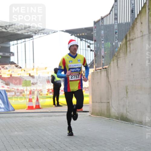 08.12.2024 - St. Pauli X-Mass-Run No. 14 H.Heesch http://msf.ph/oto/7487522 08.12.2024 09:51:43 Ziel 1607, 2757, 3309, 2757 meine-sportfotos.de