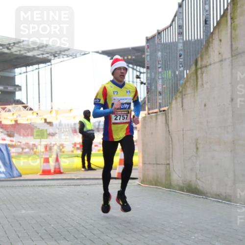 08.12.2024 - St. Pauli X-Mass-Run No. 14 H.Heesch http://msf.ph/oto/7487528 08.12.2024 09:51:43 Ziel 1607, 2757, 3309, 2757 meine-sportfotos.de