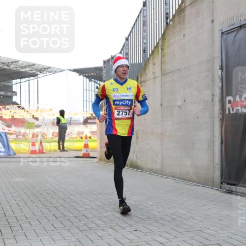 08.12.2024 - St. Pauli X-Mass-Run No. 14 H.Heesch http://msf.ph/oto/7487532 08.12.2024 09:51:43 Ziel 1607, 2757, 3309, 2757 meine-sportfotos.de