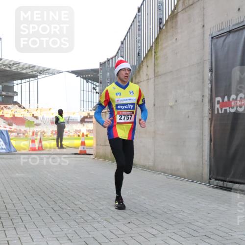 08.12.2024 - St. Pauli X-Mass-Run No. 14 H.Heesch http://msf.ph/oto/7487538 08.12.2024 09:51:43 Ziel 1607, 2757, 3309, 2757 meine-sportfotos.de