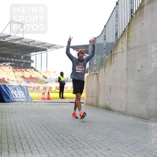 08.12.2024 - St. Pauli X-Mass-Run No. 14 H.Heesch http://msf.ph/oto/7487575 08.12.2024 09:52:00 Ziel 3285 meine-sportfotos.de