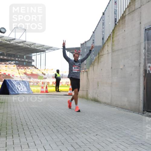 08.12.2024 - St. Pauli X-Mass-Run No. 14 H.Heesch http://msf.ph/oto/7487585 08.12.2024 09:52:00 Ziel 3285 meine-sportfotos.de