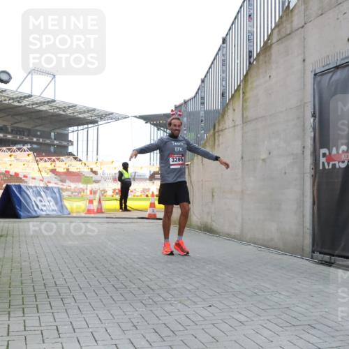 08.12.2024 - St. Pauli X-Mass-Run No. 14 H.Heesch http://msf.ph/oto/7487603 08.12.2024 09:52:00 Ziel 3285 meine-sportfotos.de