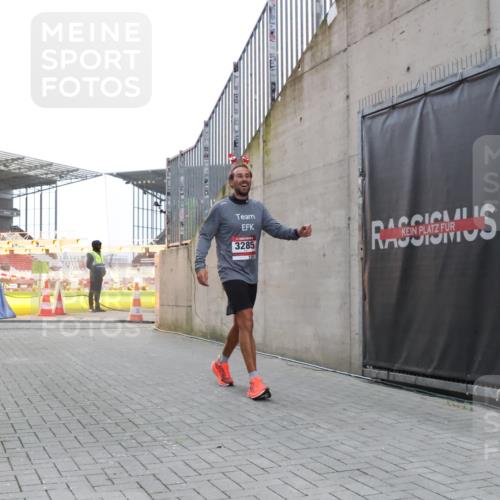 08.12.2024 - St. Pauli X-Mass-Run No. 14 H.Heesch http://msf.ph/oto/7487613 08.12.2024 09:52:01 Ziel 3285 meine-sportfotos.de