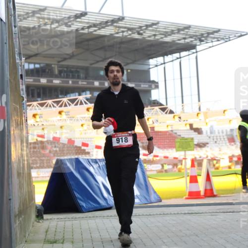 08.12.2024 - St. Pauli X-Mass-Run No. 14 H.Heesch http://msf.ph/oto/7487633 08.12.2024 09:52:08 Ziel 3285, 918, 2763 meine-sportfotos.de