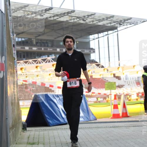 08.12.2024 - St. Pauli X-Mass-Run No. 14 H.Heesch http://msf.ph/oto/7487636 08.12.2024 09:52:08 Ziel 3285, 918, 2763 meine-sportfotos.de