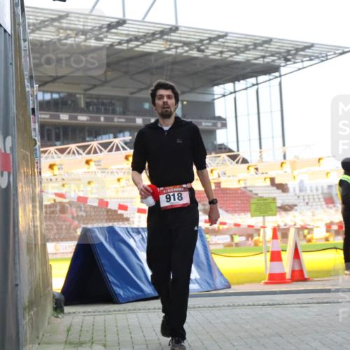 08.12.2024 - St. Pauli X-Mass-Run No. 14 H.Heesch http://msf.ph/oto/7487640 08.12.2024 09:52:08 Ziel 3285, 918, 2763 meine-sportfotos.de