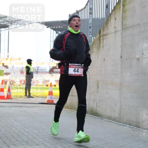 08.12.2024 - St. Pauli X-Mass-Run No. 14 H.Heesch http://msf.ph/oto/7487764 08.12.2024 09:52:26 Ziel 36, 44, 2763, 44, 1921 meine-sportfotos.de