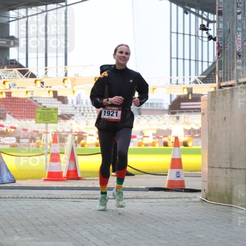 08.12.2024 - St. Pauli X-Mass-Run No. 14 H.Heesch http://msf.ph/oto/7487788 08.12.2024 09:52:30 Ziel 36, 44, 1921 meine-sportfotos.de