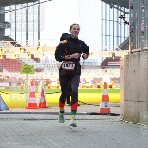 08.12.2024 - St. Pauli X-Mass-Run No. 14 H.Heesch http://msf.ph/oto/7487796 08.12.2024 09:52:31 Ziel 36, 44, 1921 meine-sportfotos.de