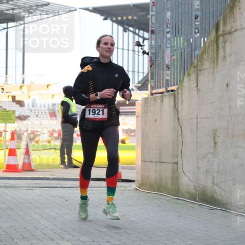 08.12.2024 - St. Pauli X-Mass-Run No. 14 H.Heesch http://msf.ph/oto/7487813 08.12.2024 09:52:31 Ziel 36, 44, 1921 meine-sportfotos.de