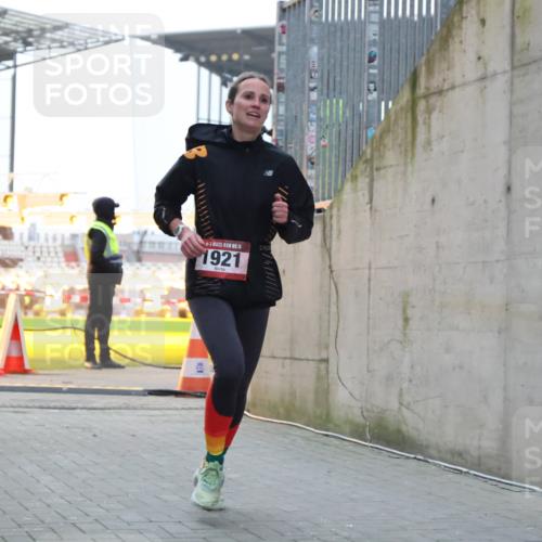 08.12.2024 - St. Pauli X-Mass-Run No. 14 H.Heesch http://msf.ph/oto/7487825 08.12.2024 09:52:31 Ziel 36, 44, 1921 meine-sportfotos.de