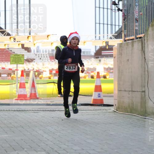 08.12.2024 - St. Pauli X-Mass-Run No. 14 H.Heesch http://msf.ph/oto/7487874 08.12.2024 09:52:42 Ziel 1921, 423, 2741, 2832 meine-sportfotos.de