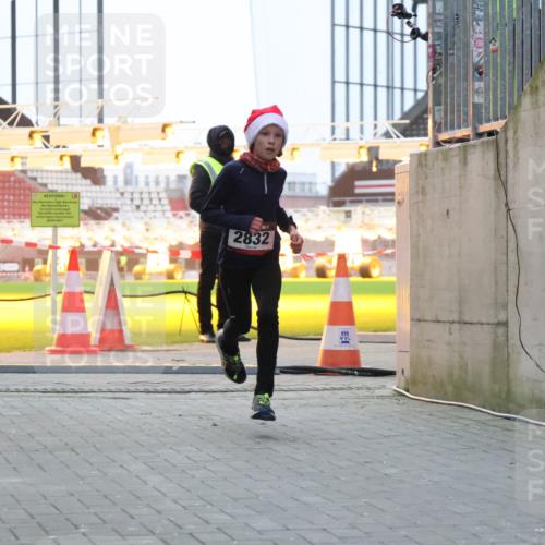 08.12.2024 - St. Pauli X-Mass-Run No. 14 H.Heesch http://msf.ph/oto/7487880 08.12.2024 09:52:42 Ziel 1921, 423, 2741, 2832 meine-sportfotos.de