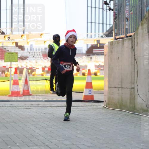 08.12.2024 - St. Pauli X-Mass-Run No. 14 H.Heesch http://msf.ph/oto/7487887 08.12.2024 09:52:42 Ziel 1921, 423, 2741, 2832 meine-sportfotos.de