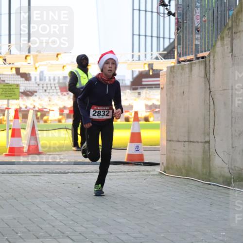 08.12.2024 - St. Pauli X-Mass-Run No. 14 H.Heesch http://msf.ph/oto/7487892 08.12.2024 09:52:42 Ziel 1921, 423, 2741, 2832 meine-sportfotos.de