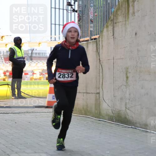 08.12.2024 - St. Pauli X-Mass-Run No. 14 H.Heesch http://msf.ph/oto/7487899 08.12.2024 09:52:43 Ziel 1921, 2832, 423, 2741, 2832 meine-sportfotos.de