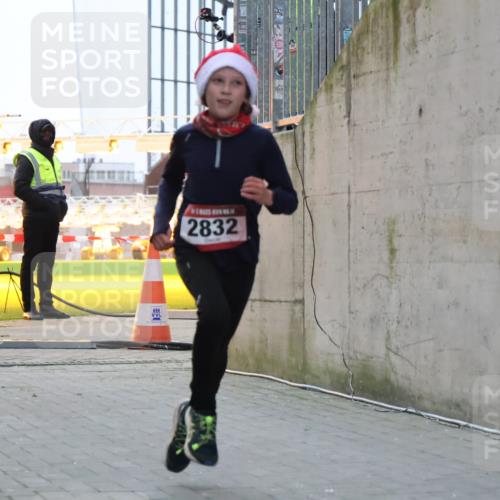 08.12.2024 - St. Pauli X-Mass-Run No. 14 H.Heesch http://msf.ph/oto/7487905 08.12.2024 09:52:43 Ziel 1921, 2832, 423, 2741, 2832 meine-sportfotos.de